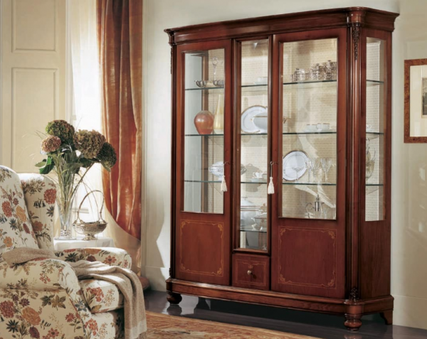 Lemari Display dengan Pintu Kaca Bergaya Klasik